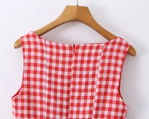 Détail de robe bouffante à carreaux rouges et blancs avec fermeture éclair invisible