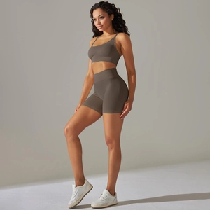 Vue latérale du haut de sport en maille côtelée marron et du short de yoga taille haute