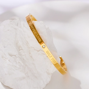 Minimalistisches 18k vergoldetes C-förmiges Armband aus Edelstahl mit Diamant und Gravur