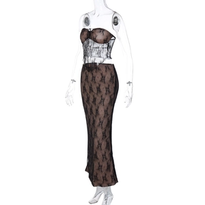 Détail de l'ensemble deux pièces en dentelle noire avec haut bustier et jupe longue