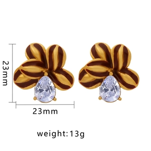 Boucles d'oreilles fleur vintage en or avec émail marron et détails en zircon blanc
