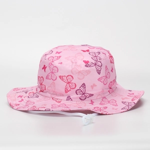 Détail d'un chapeau soleil rose pour enfant avec motif papillon et mentonnière ajustable