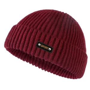 Berretto in maglia a coste bordeaux con toppa in pelle SPORT e borchie su sfondo bianco