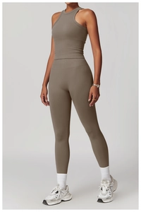 Détail de l'ensemble de yoga sans couture taupe avec legging et haut court côtelé