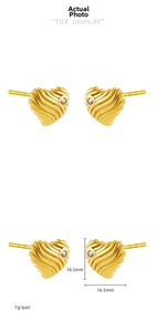 Detailed view of 18K gold heart earrings with ripples and dimensions 14.5x16.5mm