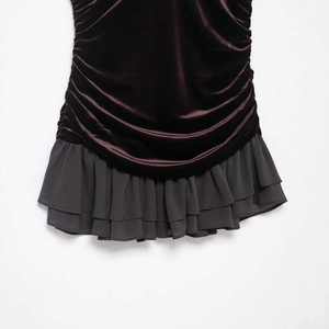 Robe courte en velours bordeaux avec ourlet à volants en mousseline noire étagée
