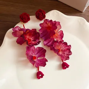 Böhmische tiefrote Stoffrosen-Ohrringe mit Seidenblütenblättern und Maiglöckchen-Detail
