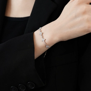 Nahaufnahme des funkelnden Zirkon-Schneeflocken-Armbands am Handgelenk in edlem Silber