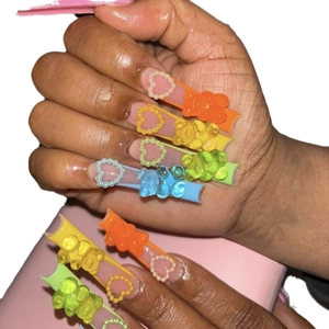 Unghie finte lunghe sfumate colorate con orsetti in resina 3D e perle eleganti