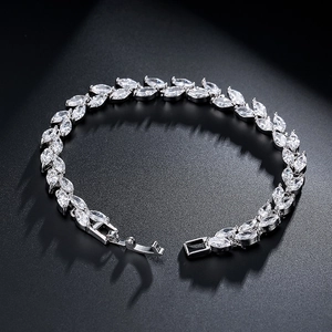 Makroaufnahme von silbernem Armband in Ährenform mit funkelnden weißen Zirkoniasteinen