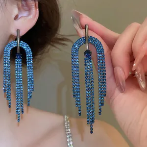 Boucles d'oreilles à pompons en strass bleus avec frange en cristal étincelante