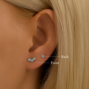 Dettaglio orecchino a fiore in argento S925 con cristalli blu e vista frontale e posteriore
