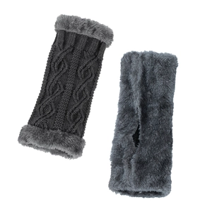 Détail des mitaines en tricot gris foncé avec une doublure épaisse en peluche gris clair