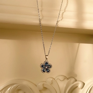 Details einer Blumenkette mit dunkelblauen Marquise-Steinen und Zirkonia-Verzierung