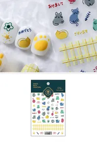 Détails macro de stickers ongles 5D avec chats mignons peints à la main et motifs colorés