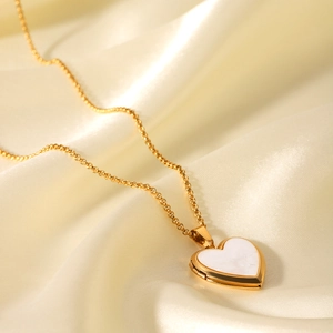 Collier médaillon cœur en acier inoxydable doré 18 carats avec nacre sur satin champagne