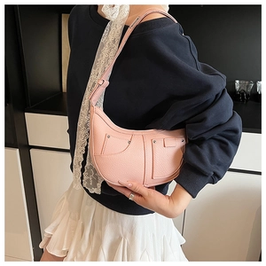 Rosafarbene Unterarmtasche aus Lychee-Leder mit Details im Denim-Taschen-Stil