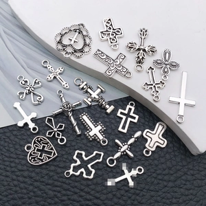 Macro-opname van diverse zilveren kruisbedeltjes van legering voor doe-het-zelf sieraden