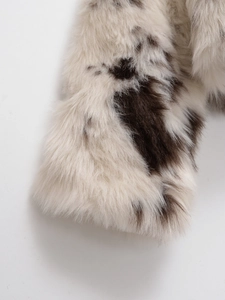 Gros plan sur la texture en fausse fourrure à imprimé animal du poignet et de l'ourlet