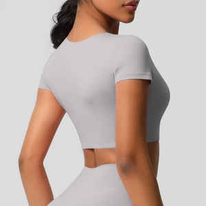 Vue latérale du haut de yoga gris clair montrant le contour du dos et le tissu élastique