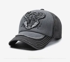 Vue latérale d'une casquette en denim délavé avec broderie 3D d'un crâne de taureau