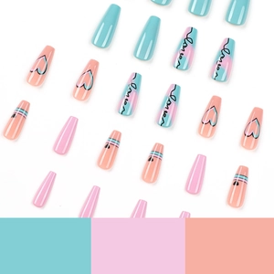 Faux ongles longs forme cercueil avec dégradé bleu rose et motifs de cœurs faits main