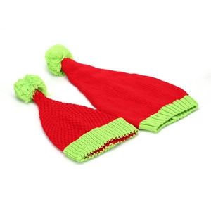 Détails des bonnets de Noël tricotés rouge et vert avec pompons et texture épaisse