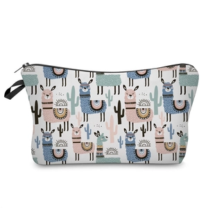 Gedetailleerde weergave van toilettas met alpaca-cactus print en handige handgreep