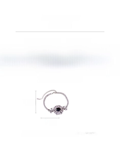 Détail du bracelet en argent avec pierre bleue ovale et pendentif fleur en zircon blanc