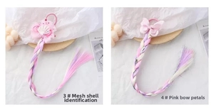 Détail de tresses colorées pour enfants avec décorations en tulle rose et nœud