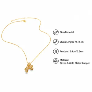 Détail du pendentif lettre A en or avec zircons et dimensions du produit