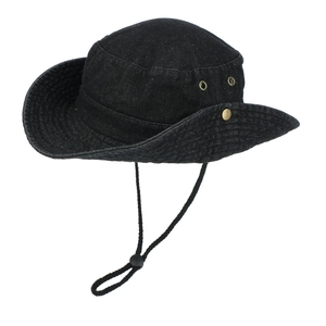 Detail eines schwarzen Cowboyhuts aus Denim mit Metallösen und verstellbarer Kordel