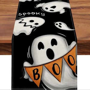 Detail eines Leinen Tischläufers mit Halloween Geist-Muster auf einem Holztisch