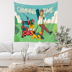 Détail d'une tapisserie de camping suspendue dans un salon au style nordique et minimaliste