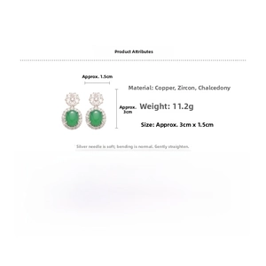 Détail des boucles d'oreilles en calcédoine 3cm x 1.5cm avec clou flocon en zircone