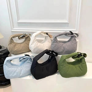 Sacs hobo demi-lune en nylon en six couleurs avec une texture rembourrée matelassée