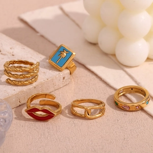 Set of 5 gold-plated stainless steel rings with red lips and blue palm tree enamel charms