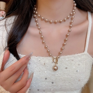 Détail du collier de perles champagne à double rangée avec fermoir OT doré chic