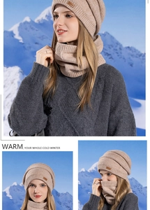 Ensemble d'hiver bonnet tricoté et cache-col beige avec étiquette cuir décorative