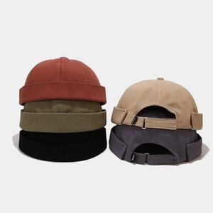 Moderne Dockermützen in verschiedenen Farben mit verstellbarem Metallgurt für Streetwear