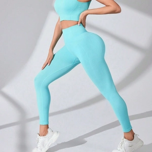 Détail du legging de yoga bleu clair côtelé à taille haute montrant la texture du tissu