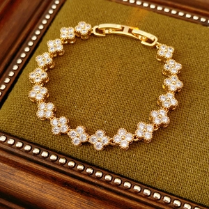 Détail du bracelet trèfle plaqué or avec des zircons pavés étincelants
