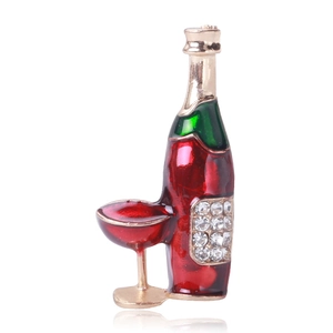 Détail d'une broche bouteille de vin avec émail rouge et strass étincelants