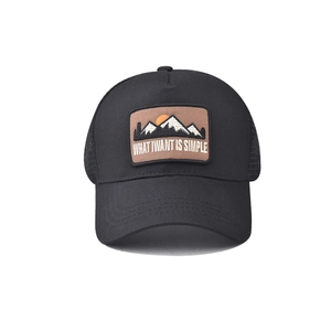 Cappello trucker nero con rete e patch di montagna 'WHAT I WANT IS SIMPLE' ricamata