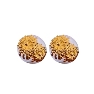 Vintage gold and white daisy enamel stud earrings in a classic round floral design