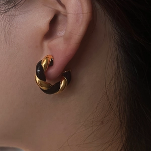 Twisted gold-plated stainless steel hoop earrings with black enamel inlay in C-shape