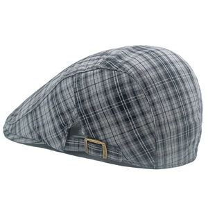 Détail de la casquette plate à carreaux avec boucle en bronze réglable sur fond blanc