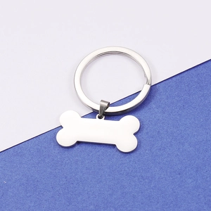 Medaglietta per cani a forma di osso in argento lucido con anello su sfondo bicolore