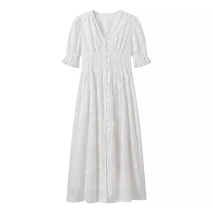 Robe blanche à col en V, manches courtes brodées, texture florale et boutonnage frontal