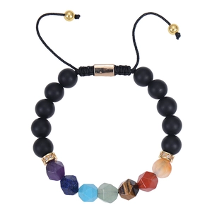 Detail eines verstellbaren 7-Chakra-Tigeraugen-Armbands mit facettierten Perlen